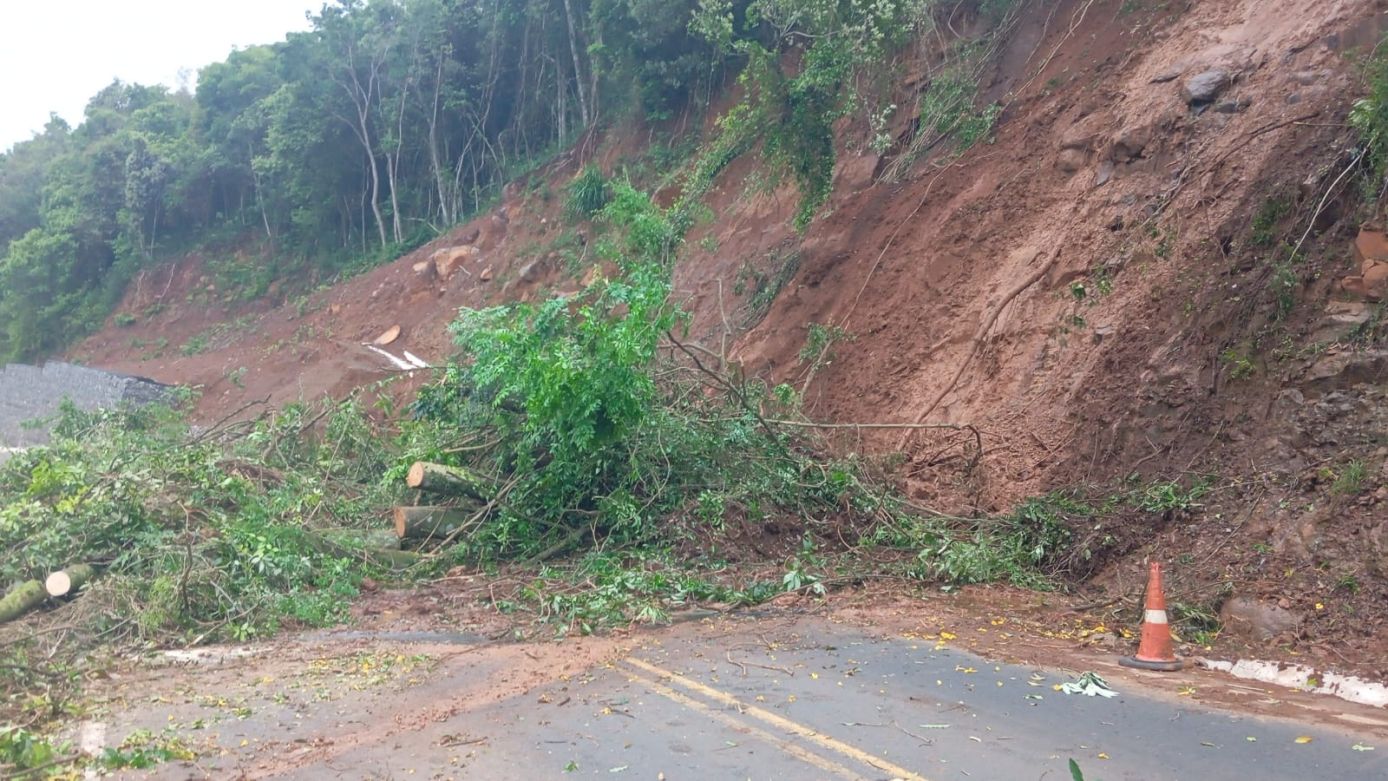 Trecho da SC-155, entre Xanxerê e Xavantina, está interditado devido a queda de barreira