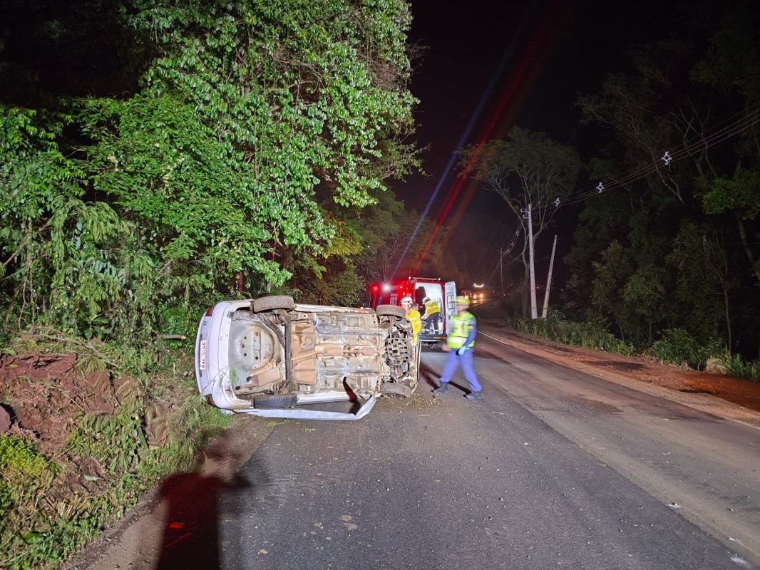 Motorista sofre ferimentos leves após capotamento na SC-157, em Quilombo