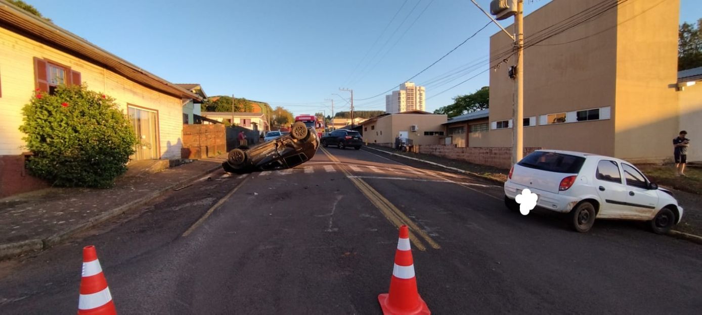 Colisão entre dois carros resulta em capotamento no centro de Ponte Serrada