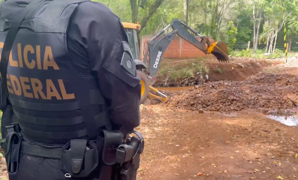 Polícia Federal restaura leito de rio que era usado como tora de contrabando 