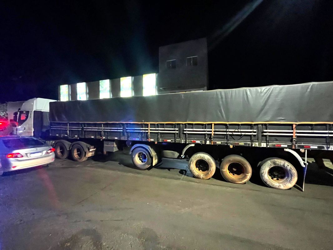PF prende duas pessoas e apreende caminhão com carga ilegal contrabandeada da Argentina