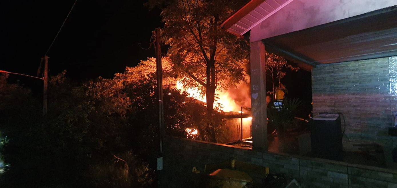 Residência é destruída por incêndio em São Carlos