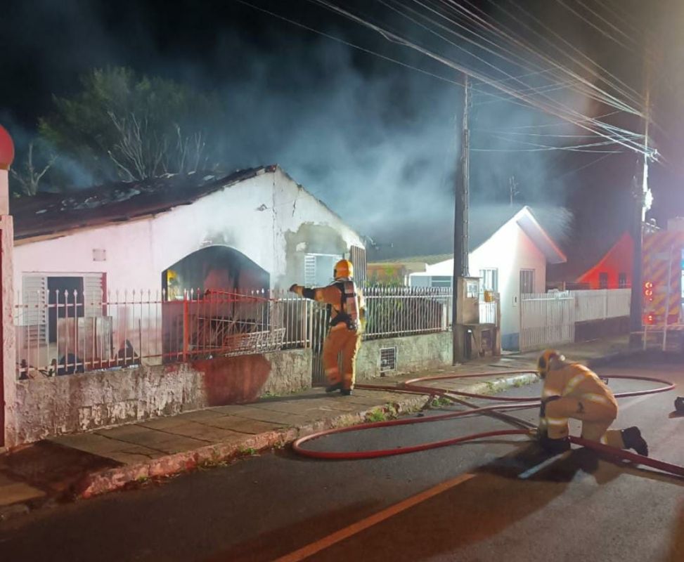 Incêndio destrói residência e deixa homem gravemente ferido em Xanxerê