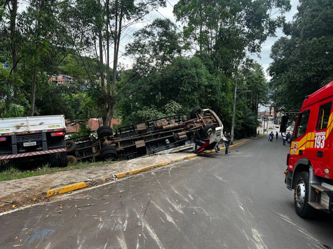 Caminhão carregado com eletrodomésticos sai da pista e tomba em barranco no Centro de Seara