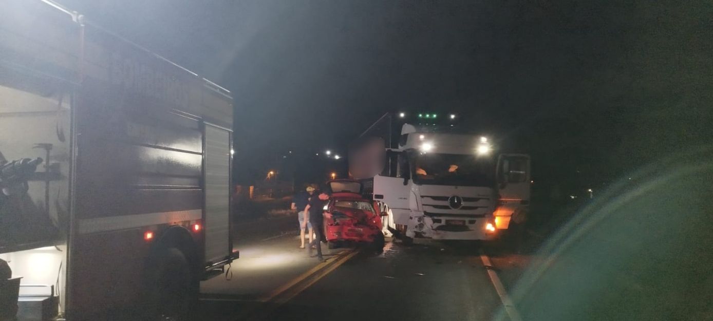 Colisão entre carro e carreta e deixa dois feridos na BR-282, em Ponte Serrada