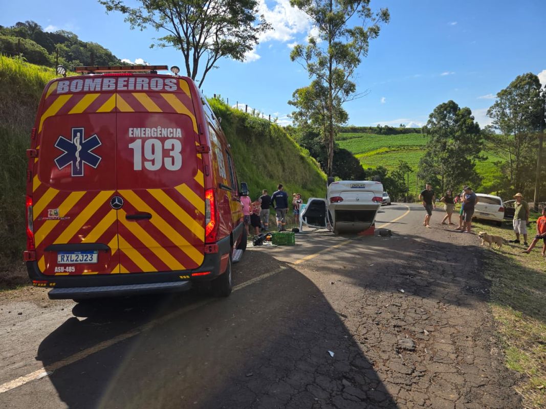 Motorista fica ferido em capotamento no interior de Cordilheira Alta