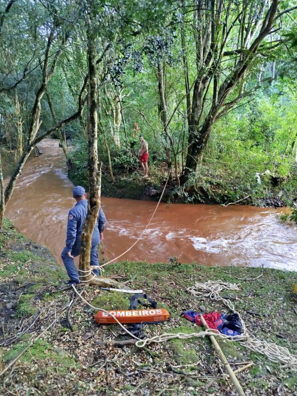 Três pessoas são arrastadas por tromba d’água e resgatadas pelo Corpo de Bombeiros em São Lourenço do Oeste