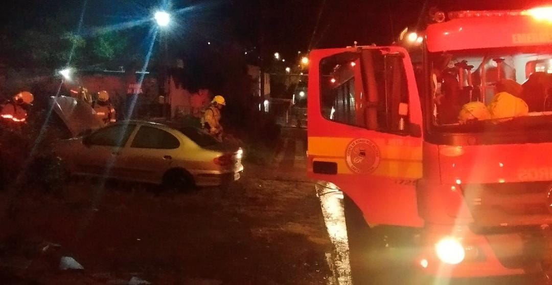 Bombeiros controlam incêndio possivelmente criminoso de veículo em Xanxerê 