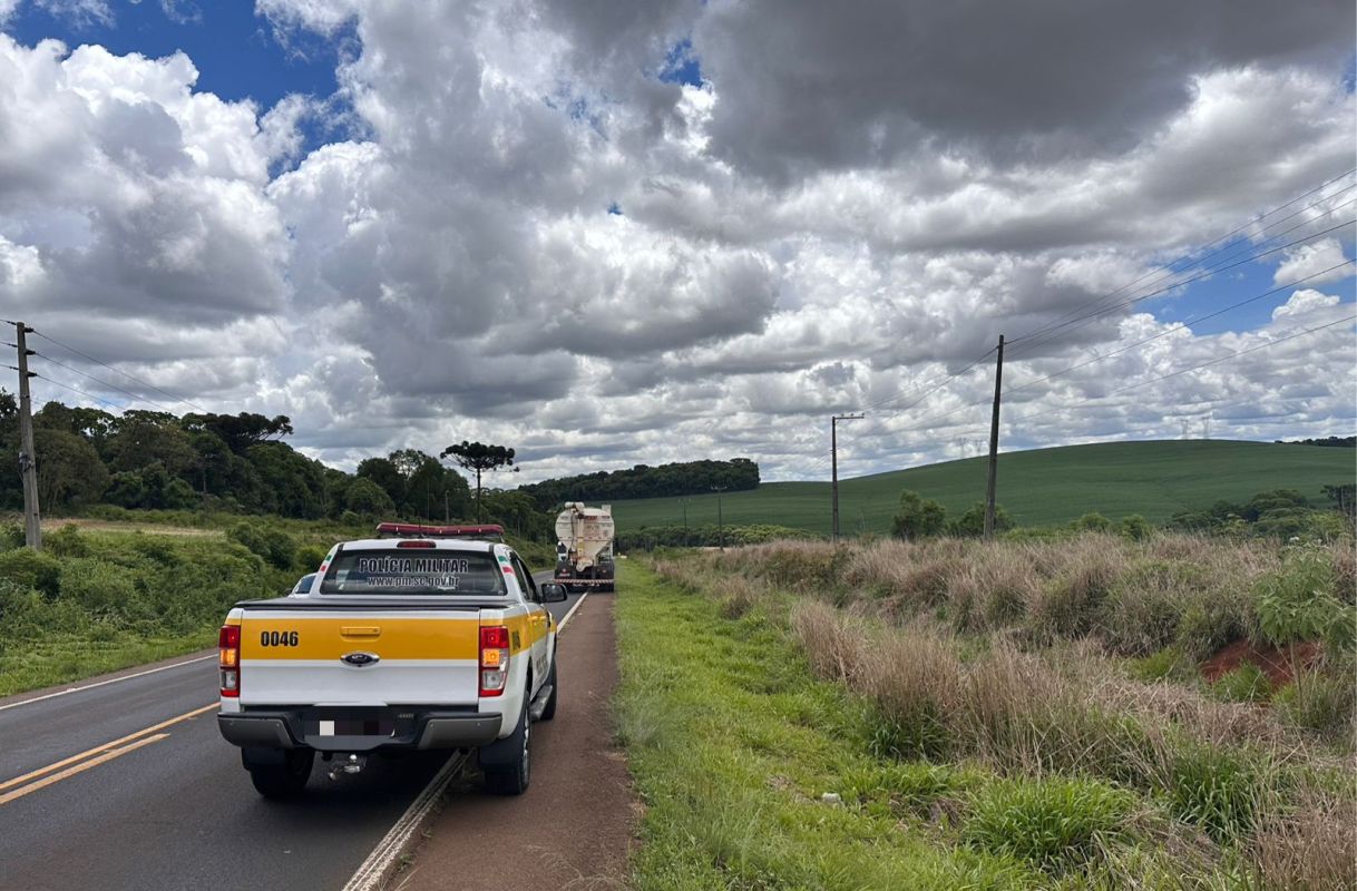 Homem é arrastado por caminhão após se jogar contra o veículo na SC-480, em Xanxerê 