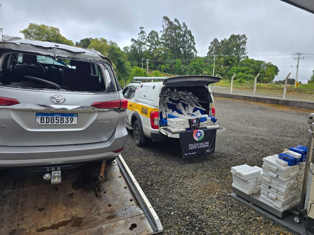 Homem é preso após capotamento de caminhonete furtada carregada com 631 kg de maconha 