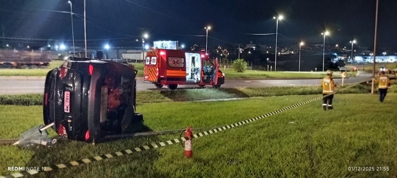 Saída de pista seguida de capotamento deixa uma mulher ferida na BR-282, em Xanxerê