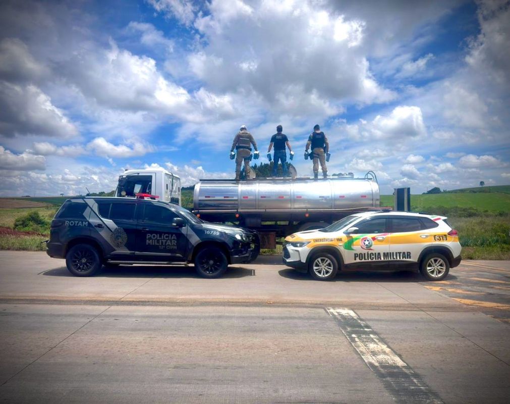 Carga de cigarros contrabandeados é encontrada em tanque de caminhão na divisa entre SC e PR