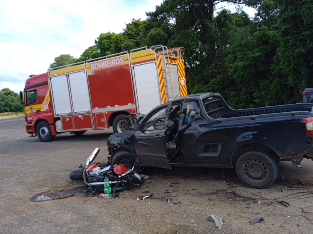 Acidente entre carro e motocicleta deixa jovem gravemente ferido na BR-282, no Meio-Oeste 