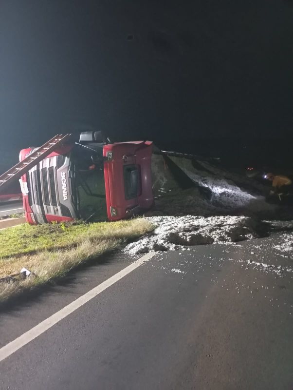 Acidente com caminhão carregado de grãos deixa um homem ferido na BR-158, no Oeste