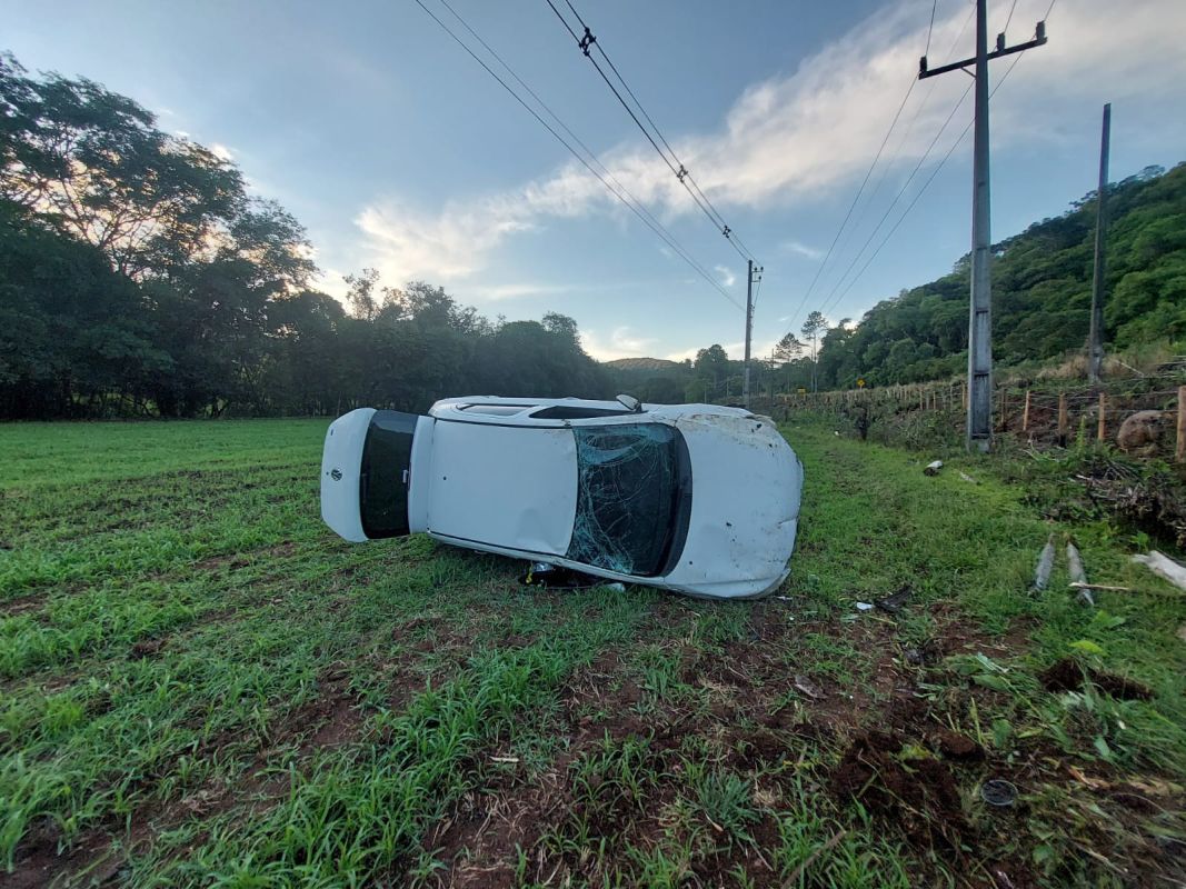 Saída de pista seguida de capotamento deixa mulher ferida na SC-150, em Água Doce