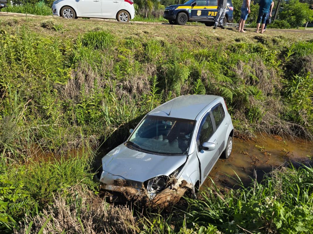 Idosa fica ferida após carro sair da pista e cair em córrego no trevo da Vila Diadema, em Xaxim