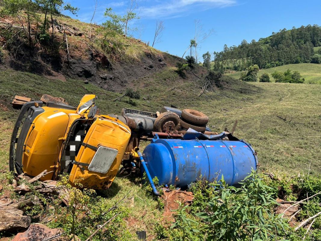 Caminhão capota e deixa motorista ferido no interior de Tunápolis