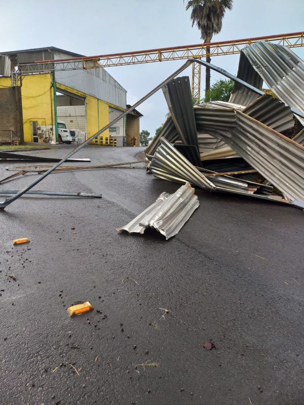 Empresa de Ipuaçu registra destelhamento após forte pancada de chuva acompanhada de rajadas de vento
