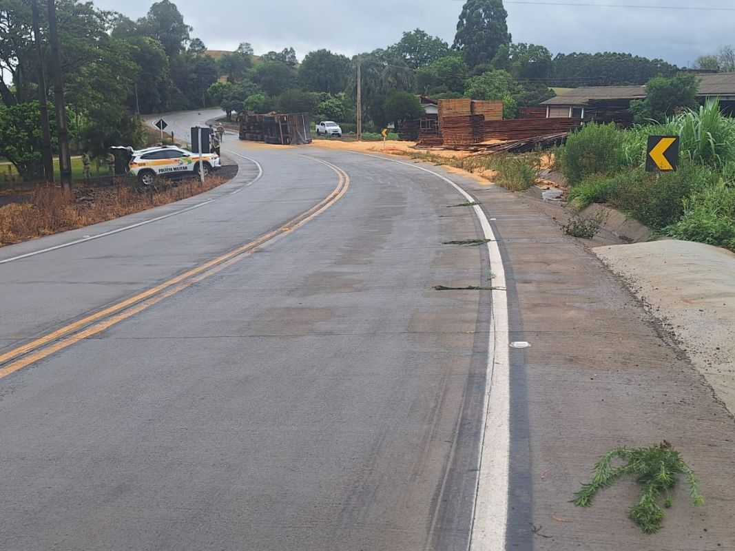 Caminhão tomba em curva na SC-160 e deixa motorista ferido no Oeste