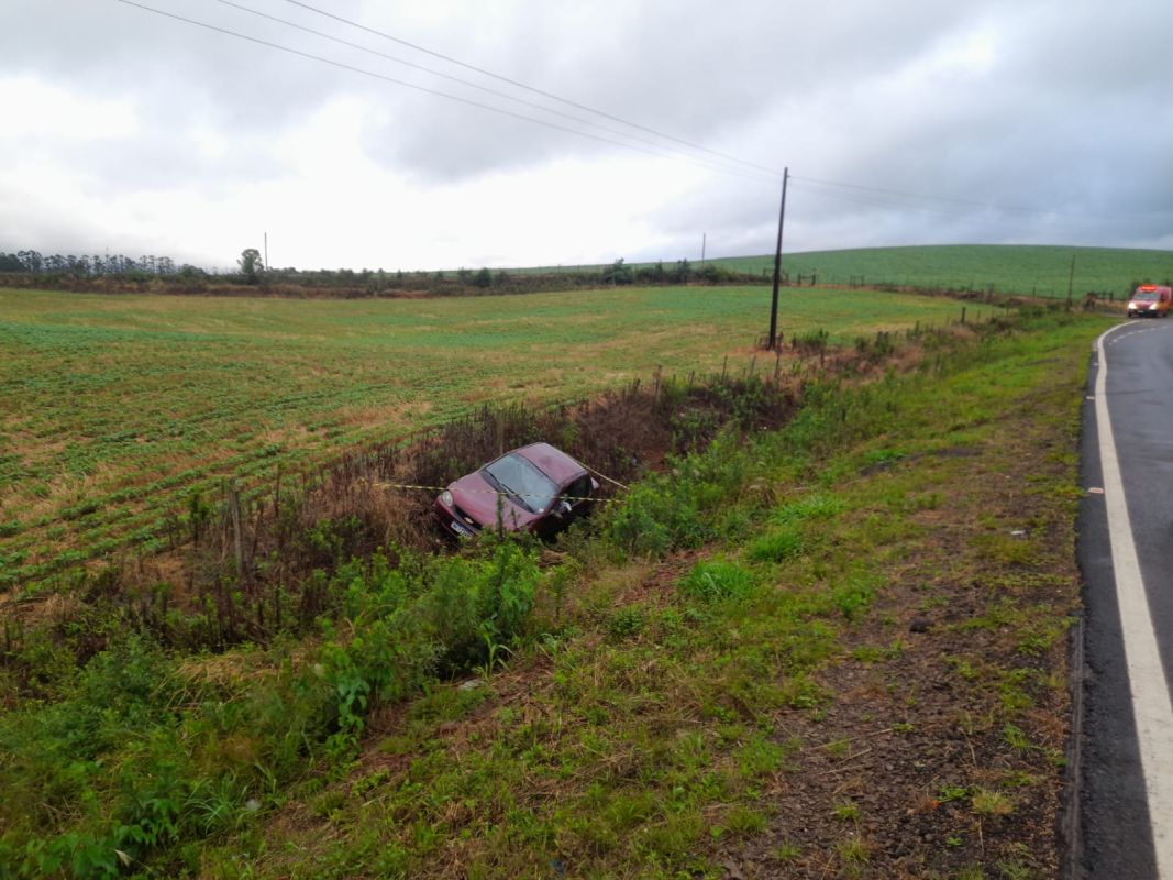 Saída de pista deixa casal levemente ferido na SC-305, no Oeste