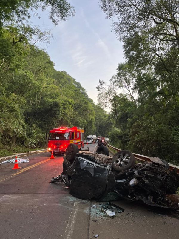 Mulher morre e homem fica gravemente ferido após capotamento registrado no Meio-Oeste