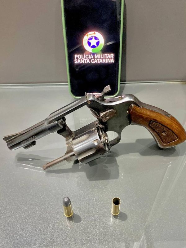 Homem é detido pela PM ao entrar em estabelecimento de Chapecó portando arma de fogo