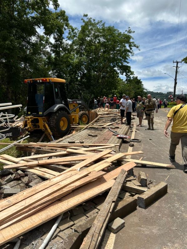 Pedestre e motorista de caminhão morrem após veículo sair da pista e despencar em barranco no Oeste 
