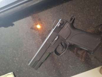 Homem é preso por agredir esposa e usar armas falsas para ameaçá-la em Xanxerê
