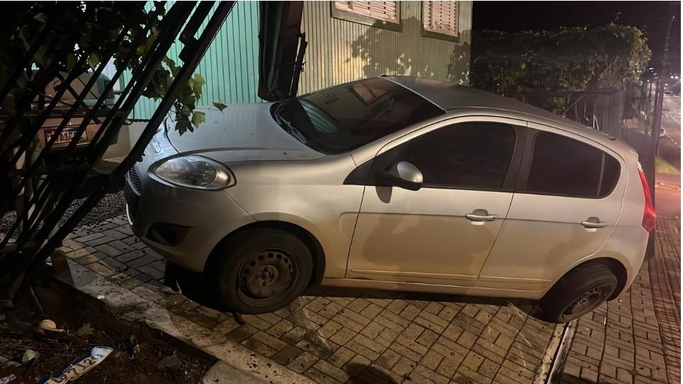 Motorista perde o controle e atinge portão de uma residência, em Xanxerê