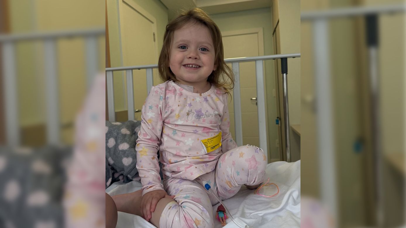 VÍDEO: mãe se emociona enquanto pai raspa a cabeça de menina de dois anos diagnosticada com câncer