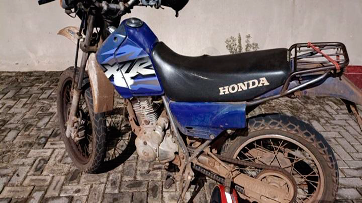 Homem é flagrado dirigindo motocicleta com documento vencido há 10 anos, sem CNH e com sinais de embriaguez, no Oeste