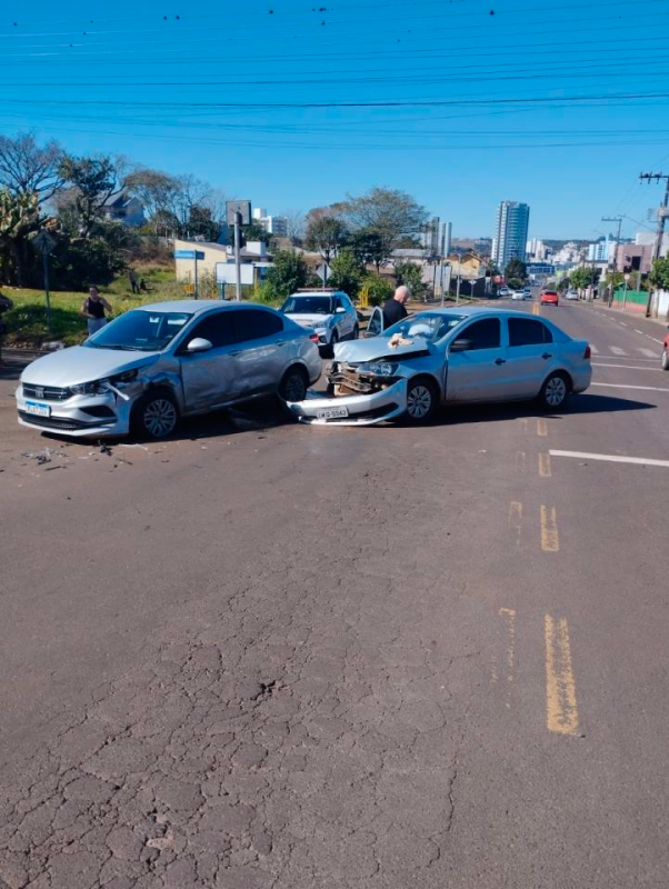 Colisão entre veículos em um cruzamento é registrada no bairro Veneza, em Xanxerê