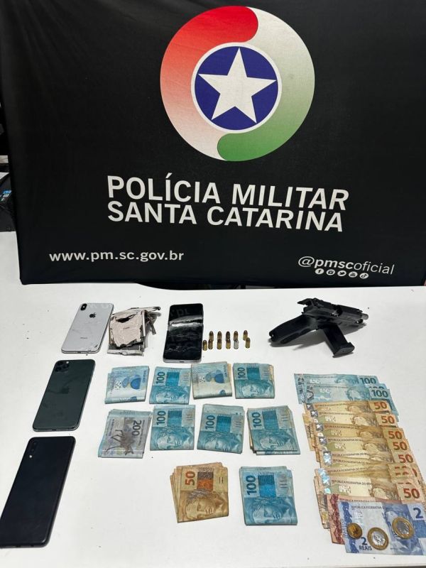 Trio é preso com arma furtada, drogas e dinheiro em ação da PM em Chapecó 