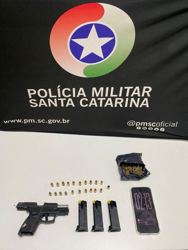 Homem é preso com arma furtada, munições e droga após perseguição policial em Chapecó