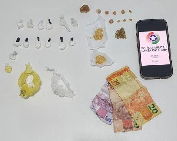 Mulher é presa por tráfico de drogas após tentar fugir da Polícia Militar