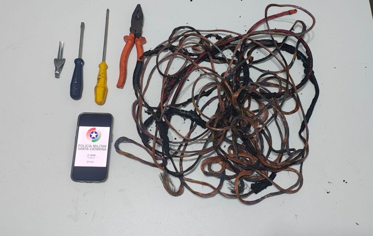 Homem é preso após furtar fios de energia e tentar queimar cobre em Chapecó