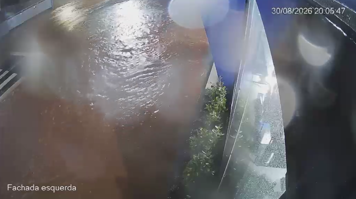 VÍDEO: Rua fica alagada em cerca de 20 minutos durante forte chuva em Xanxerê