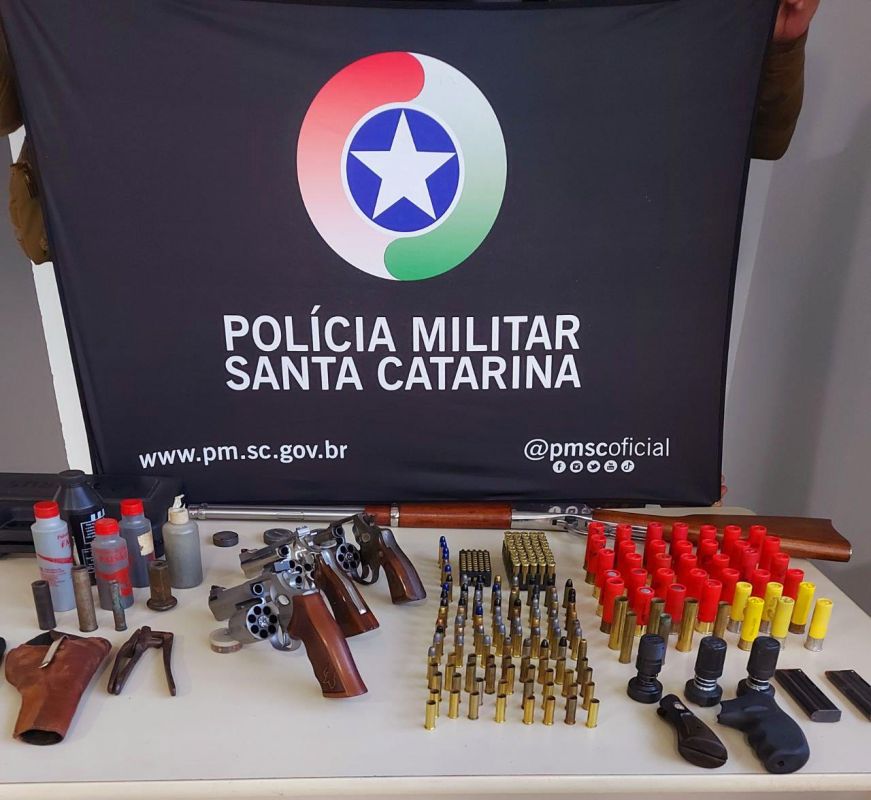 Homem é preso por porte ilegal de arma de fogo e receptação, no Oeste 