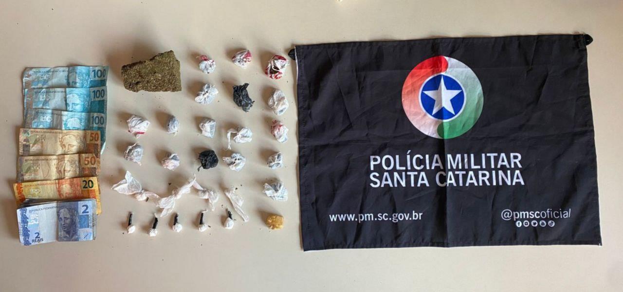 Cães farejadores da PM localizam drogas durante abordagem policial, em Chapecó