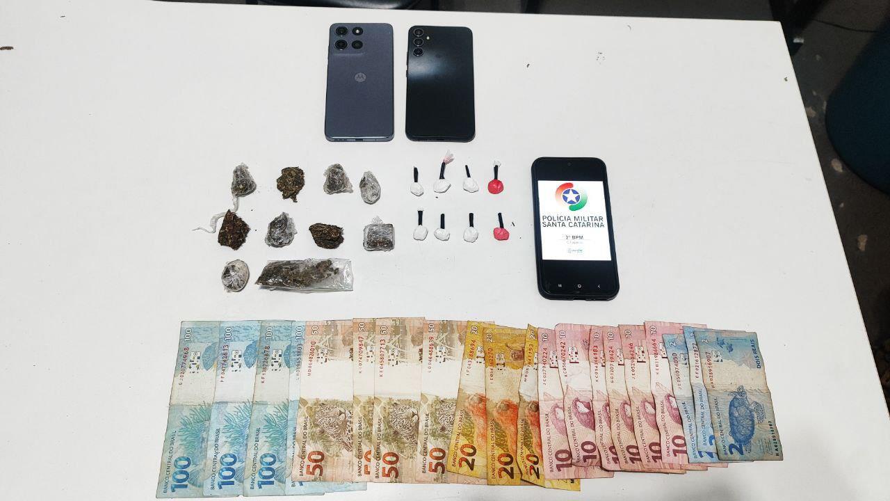 Mulher com tornozeleira eletrônica e homem com passagens policiais são detidos por tráfico de drogas em Chapecó 