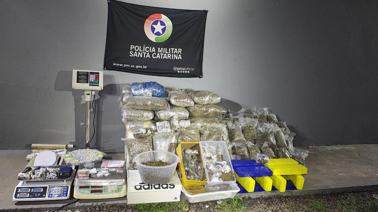 Grande quantidade de drogas é apreendida após denúncia de tráfico em Chapecó 