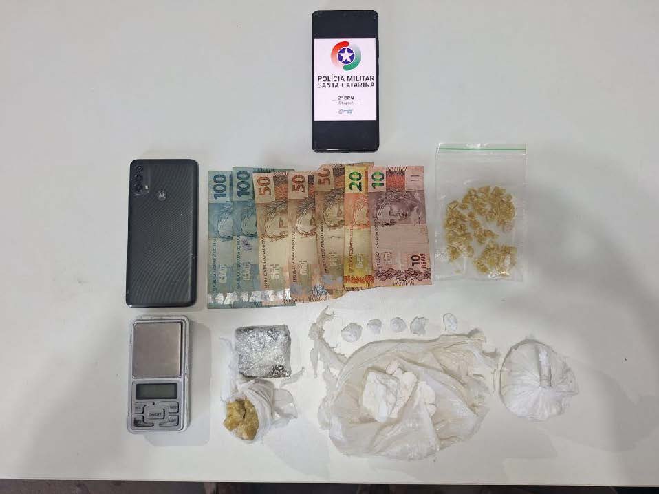 Jovem é presa por tráfico de drogas em Chapecó