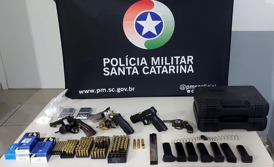 PM apreende diversas armas, grande volume de munições e drogas em residência de Chapecó