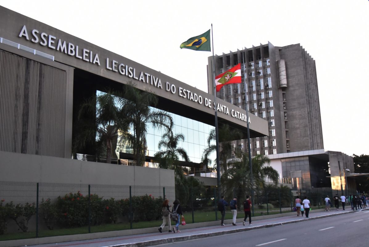 Santa Catarina elege 40 deputados estaduais neste domingo; veja a lista