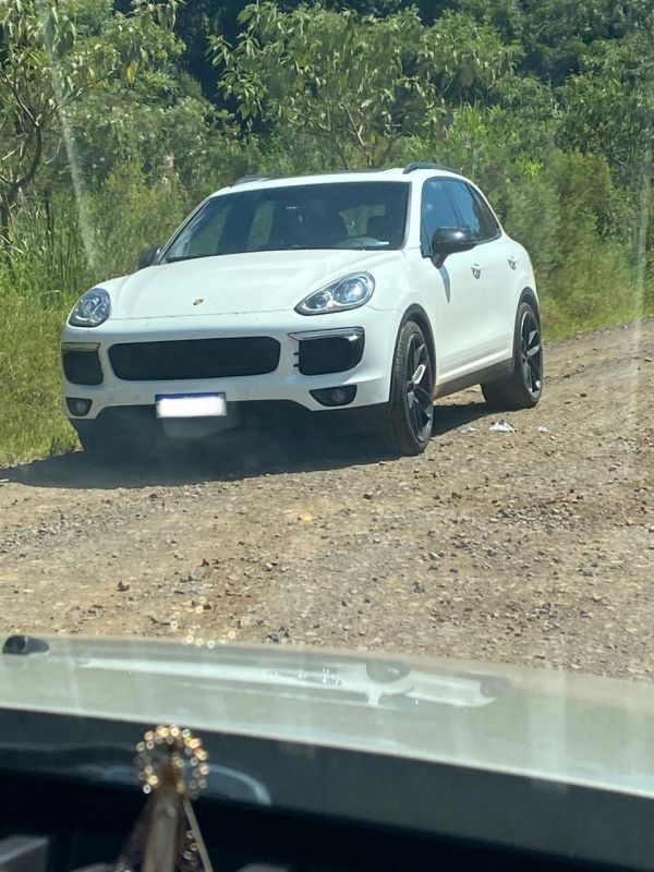 Polícia Militar recupera em Faxinal dos Guedes Porsche furtada no litoral e prende três suspeitos do crime