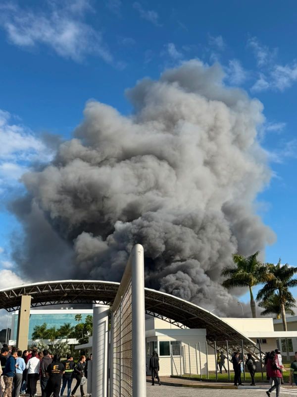 VÍDEO: incêndio de grandes proporções atinge fábrica da Colcci em SC