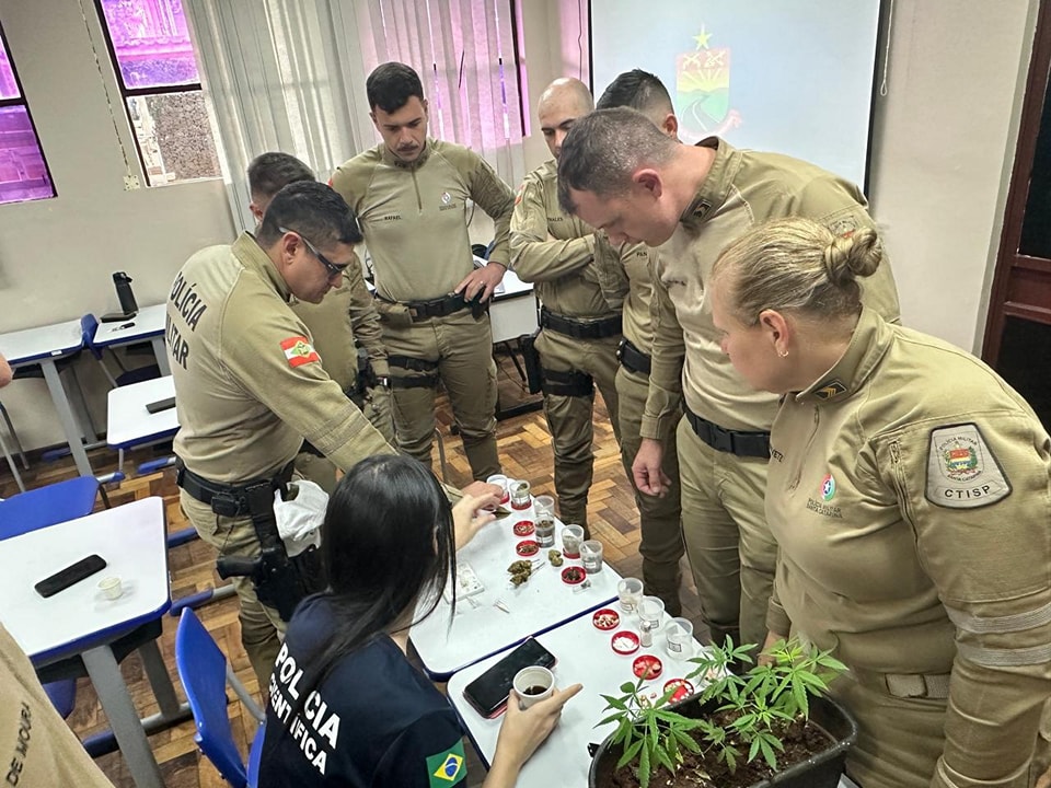 Policiais Militares Rodoviários de Chapecó participam de capacitação sobre entorpecentes