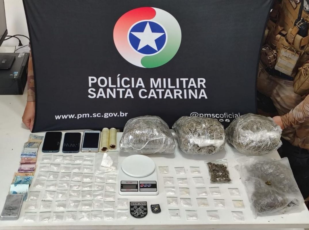 Dois homens são presos por tráfico de drogas após apreensão de skank e cocaína em Chapecó