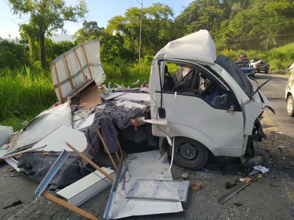 Grave Acidente Entre Caminhão E Caminhonete Deixa Uma Vítima Fatal, Em SC