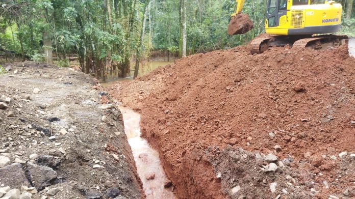 SC-283, entre Concórdia e Seara, está totalmente interditada para troca de tubulação; confira rotas alternativas